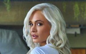 Scarlett Bordeaux Stuns In Extremely Revealing。